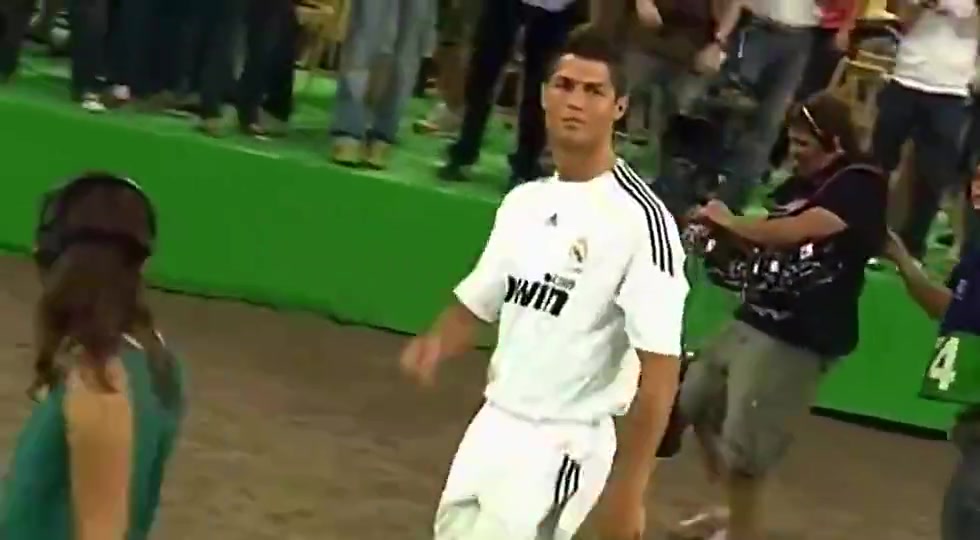 C羅別說話讓我吻你女記者這邊也要親