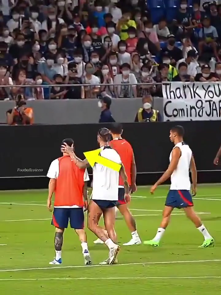 巴黎時期為數(shù)不多的溫馨梅西和拉莫斯巴黎時期就像老朋友一樣