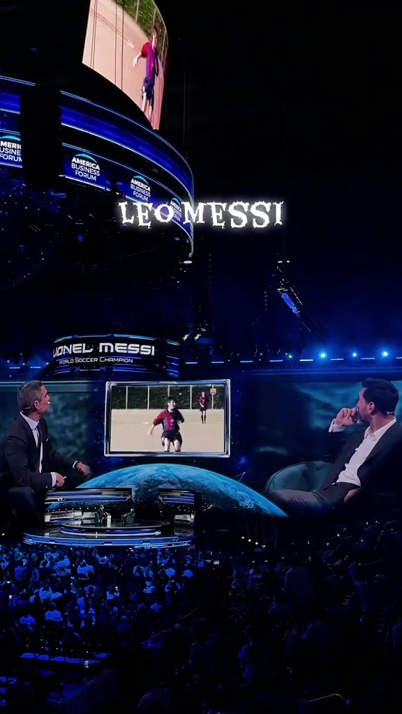 梅西在商業(yè)論壇上看自己的生涯高光臺下觀眾喊名字膜拜