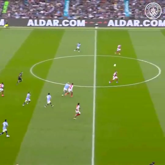 國外網(wǎng)友哈蘭德曾連續(xù)兩次撞翻阿森納的鋼鐵防線