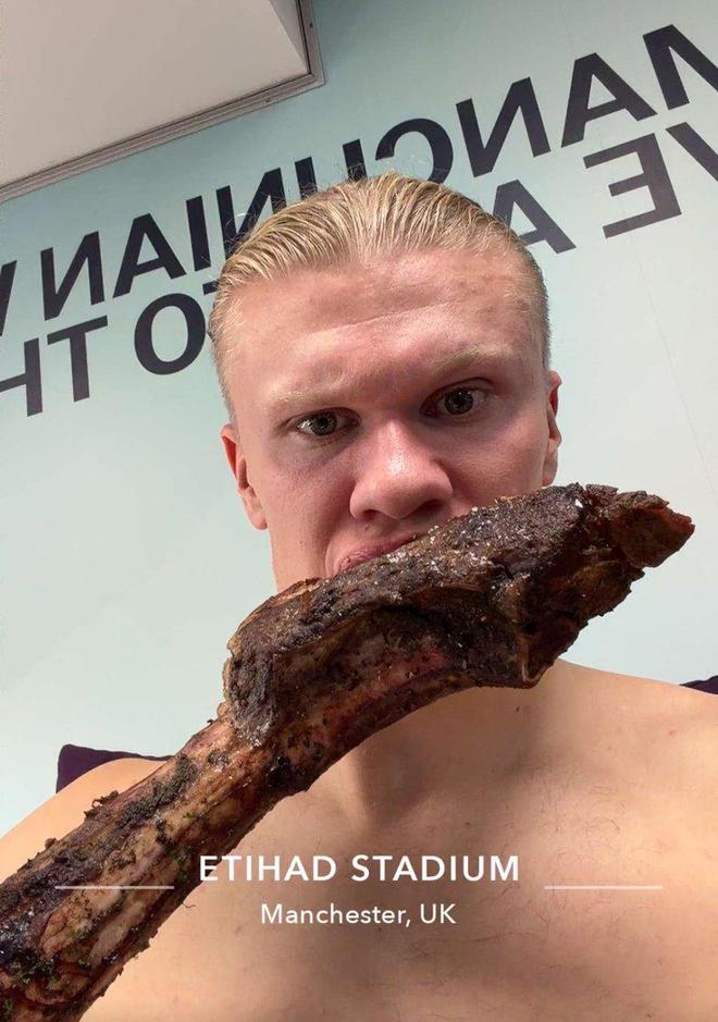 快速補充能量，哈蘭德曬自己賽后吃烤羊排照片