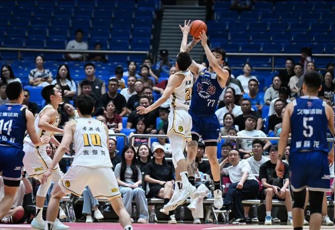24歲鋒將打瘋瞭！全運會2戰(zhàn)64分26板，張鎮(zhèn)麟空降也難撼動其地位