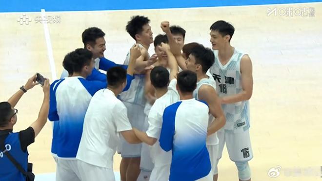 放著高大中鋒不用，打五小遭逆轉(zhuǎn)，CBA老帥犯昏，球迷：該下課瞭