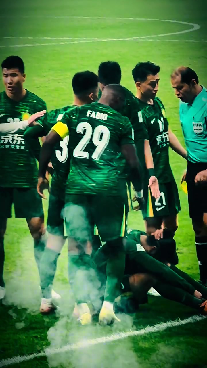 疼實(shí)拍張玉寧與對(duì)手發(fā)生小沖突后一直捂著自己的后腦勺