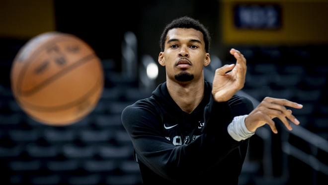 裁判搶鏡，湖刺大戰(zhàn)雙方累計(jì)罰球84次，文班等馬刺3人畢業(yè)