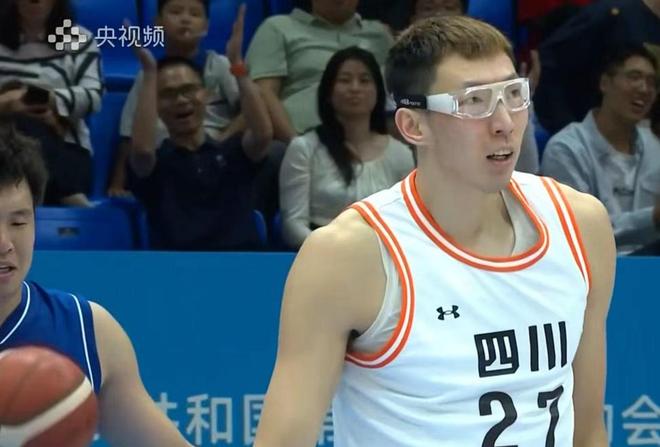 四川19分大勝上海，四戰(zhàn)全勝晉級(jí)八強(qiáng)，周琦19+12李弘權(quán)19+11