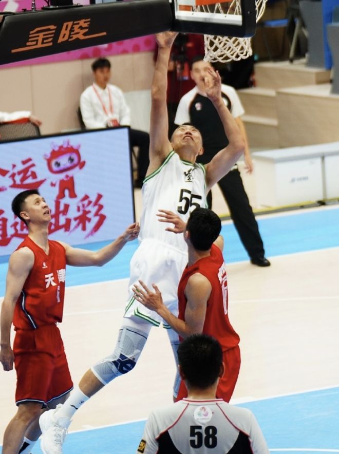 10分鐘轟21分！難怪韓德君退役又被喊回來，楊鳴靠他客場(chǎng)打爆廣東