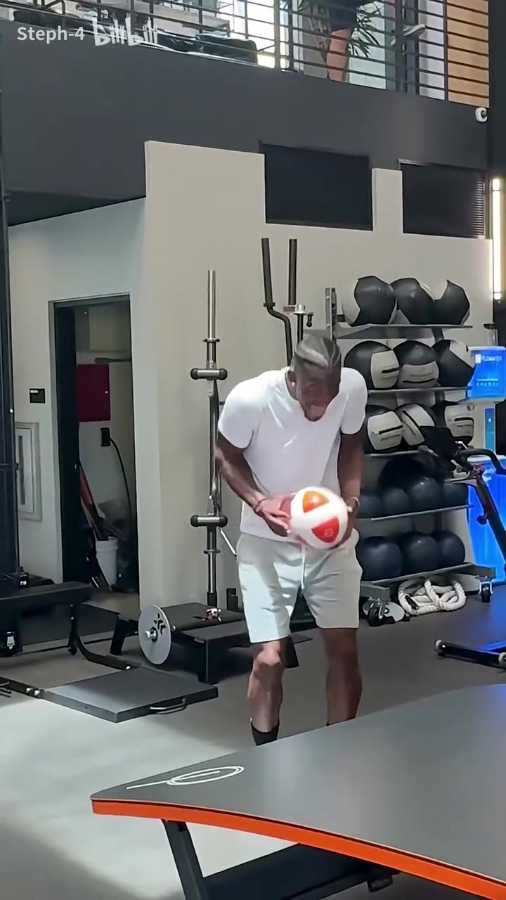 好兄弟名場(chǎng)面看內(nèi)馬爾送上空接助攻巴特勒暴扣