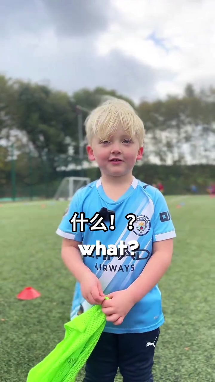 身在曹營(yíng)心在漢曼聯(lián)小球迷我喜歡曼聯(lián)7號(hào)父親逼我穿曼城