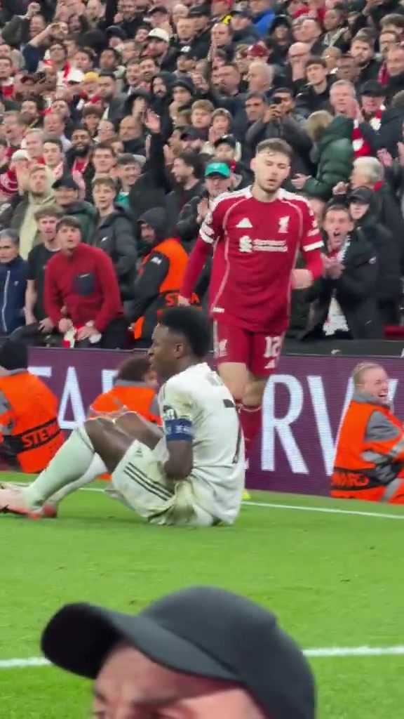 維尼修斯在和布拉德利對抗中倒地慘遭利物浦球迷怒罵