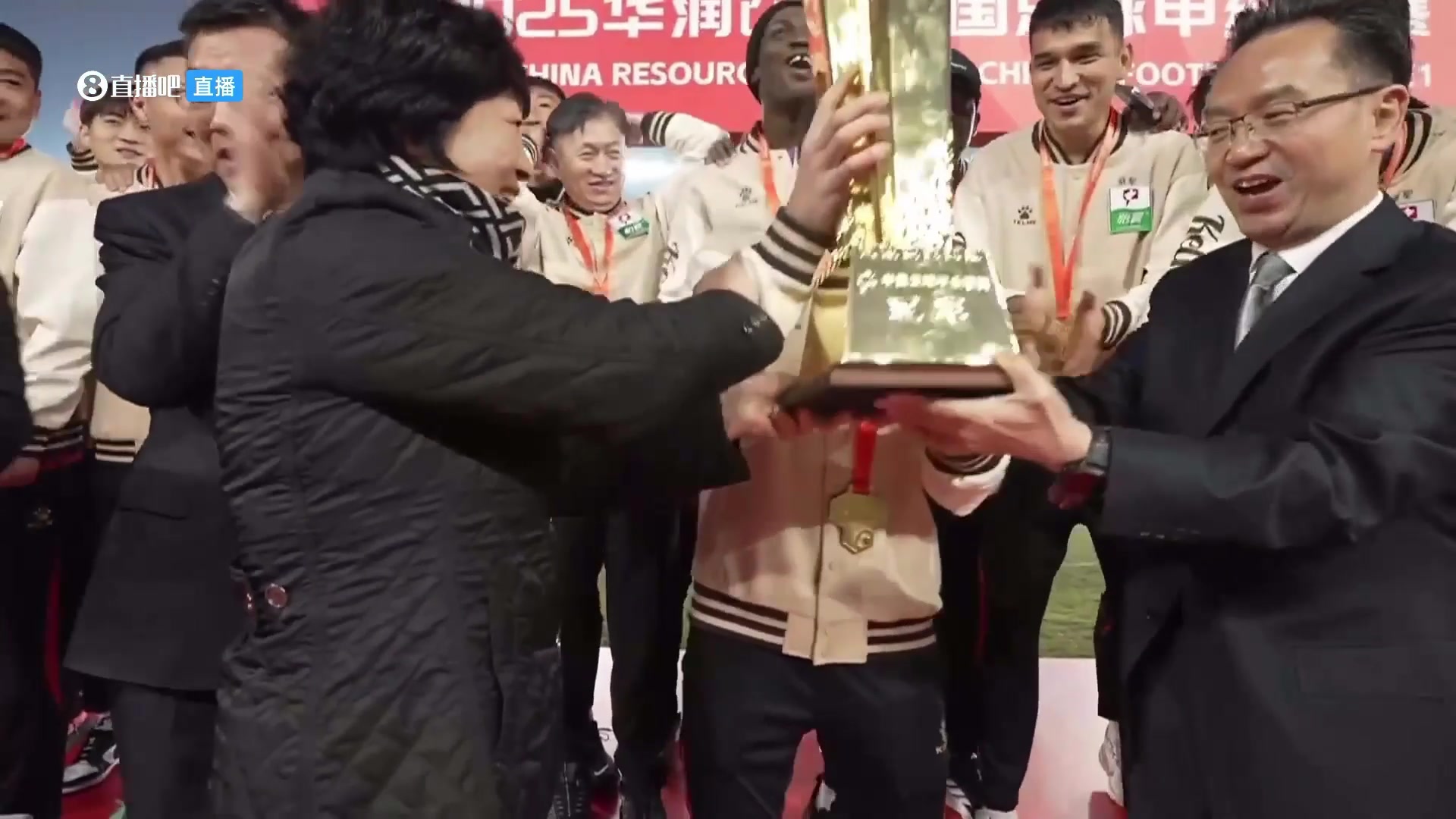 捧杯時(shí)刻遼寧鐵人眾將舉起中甲冠軍金杯慶祝奪冠沖超