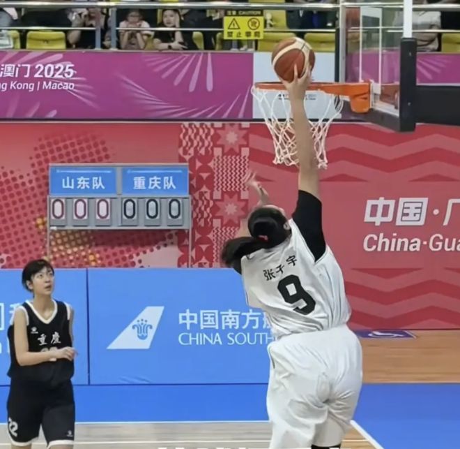 張子宇扣籃瞭！改寫(xiě)中國(guó)女籃歷史！完成實(shí)戰(zhàn)首次暴扣激動(dòng)握拳狂奔