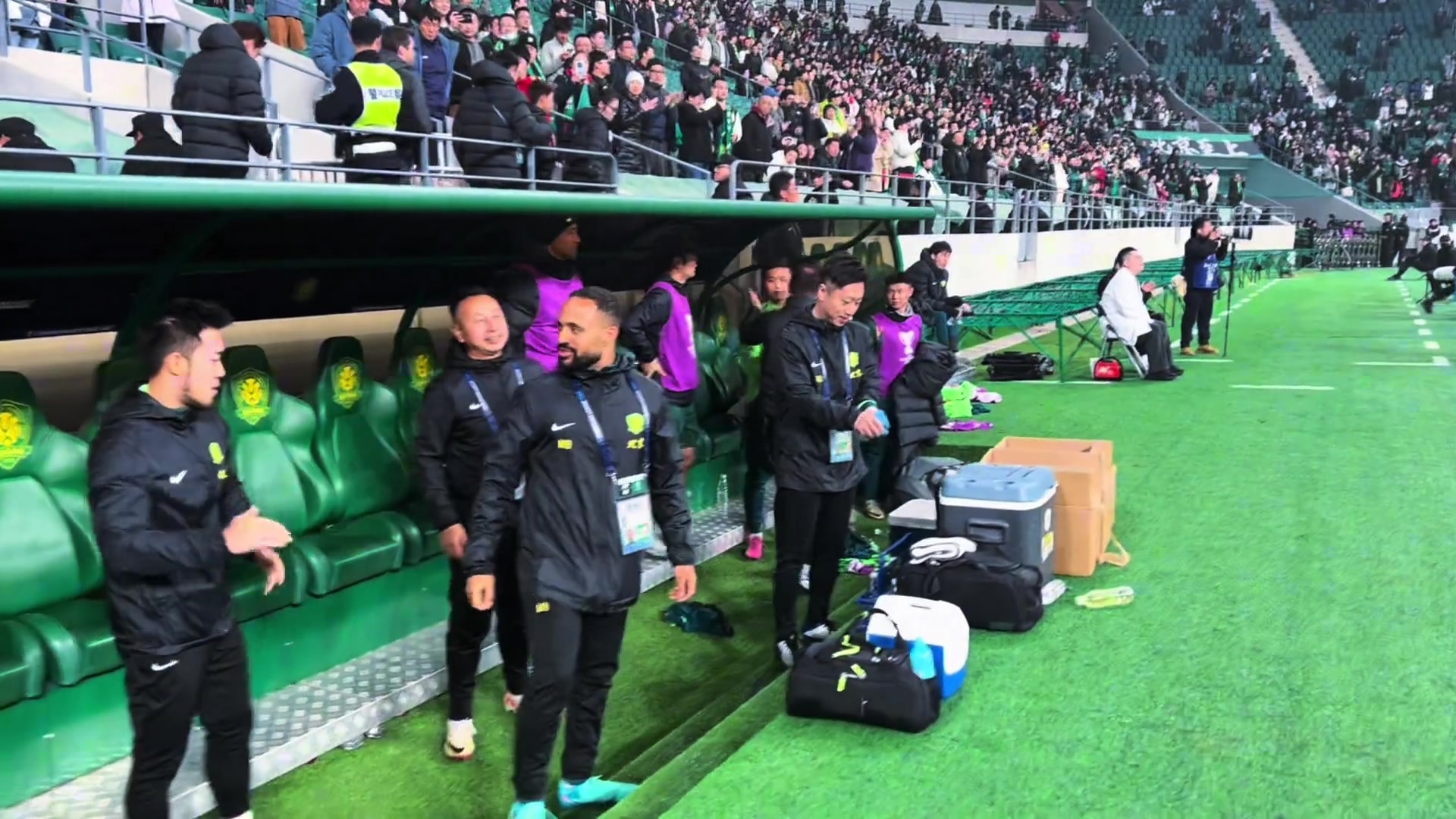 實(shí)拍亞冠大勝對手止頹勢賽后國安教練席如釋重負(fù)