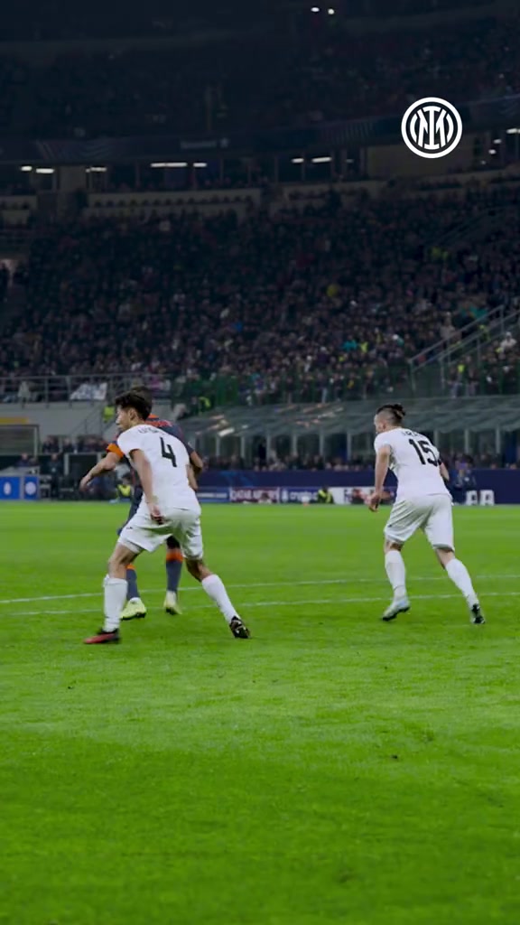 驚艷貼地?cái)貒坠偻茣駥?shí)拍恭喜奧古斯托收獲歐冠處子球