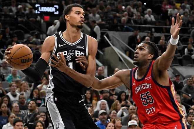 文班18+18馬刺險勝鵜鶘 ?？怂箯统鍪仔?4分墨菲41+9