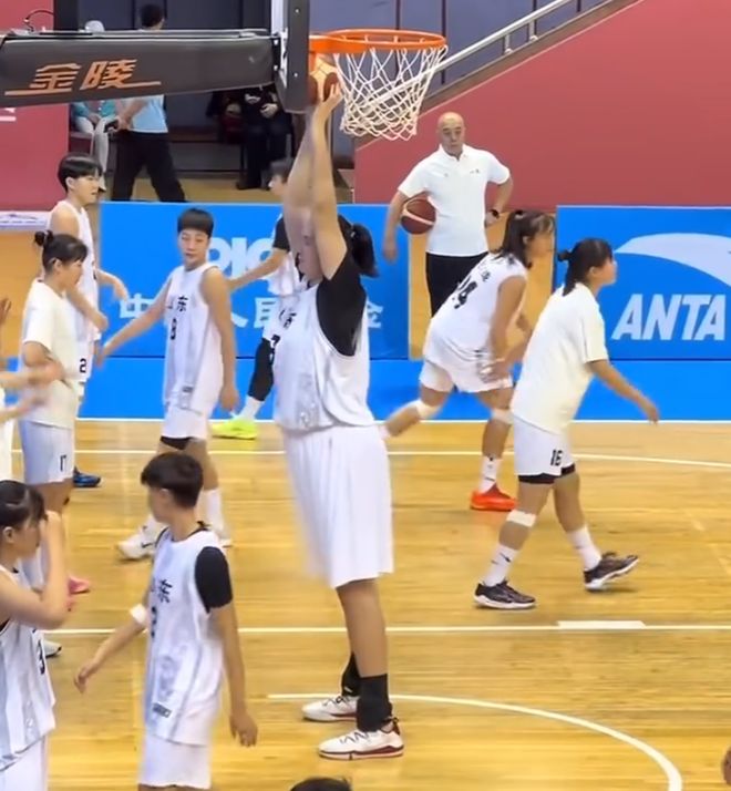 三人包夾防不住！2.26米張子宇兩戰(zhàn)24中22轟55分：僅登場(chǎng)34分鐘