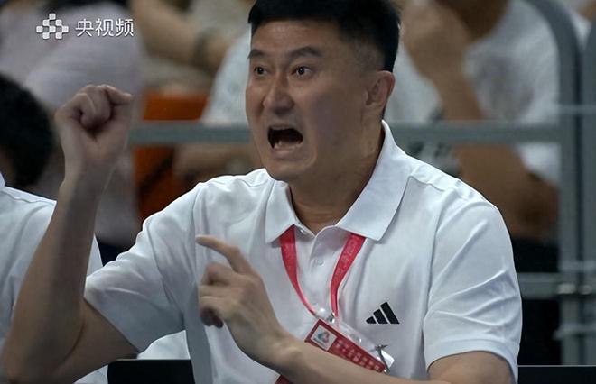 誰註意，廣東1人被換下後，陳海濤沖著他微笑：打四川雙塔靠你瞭