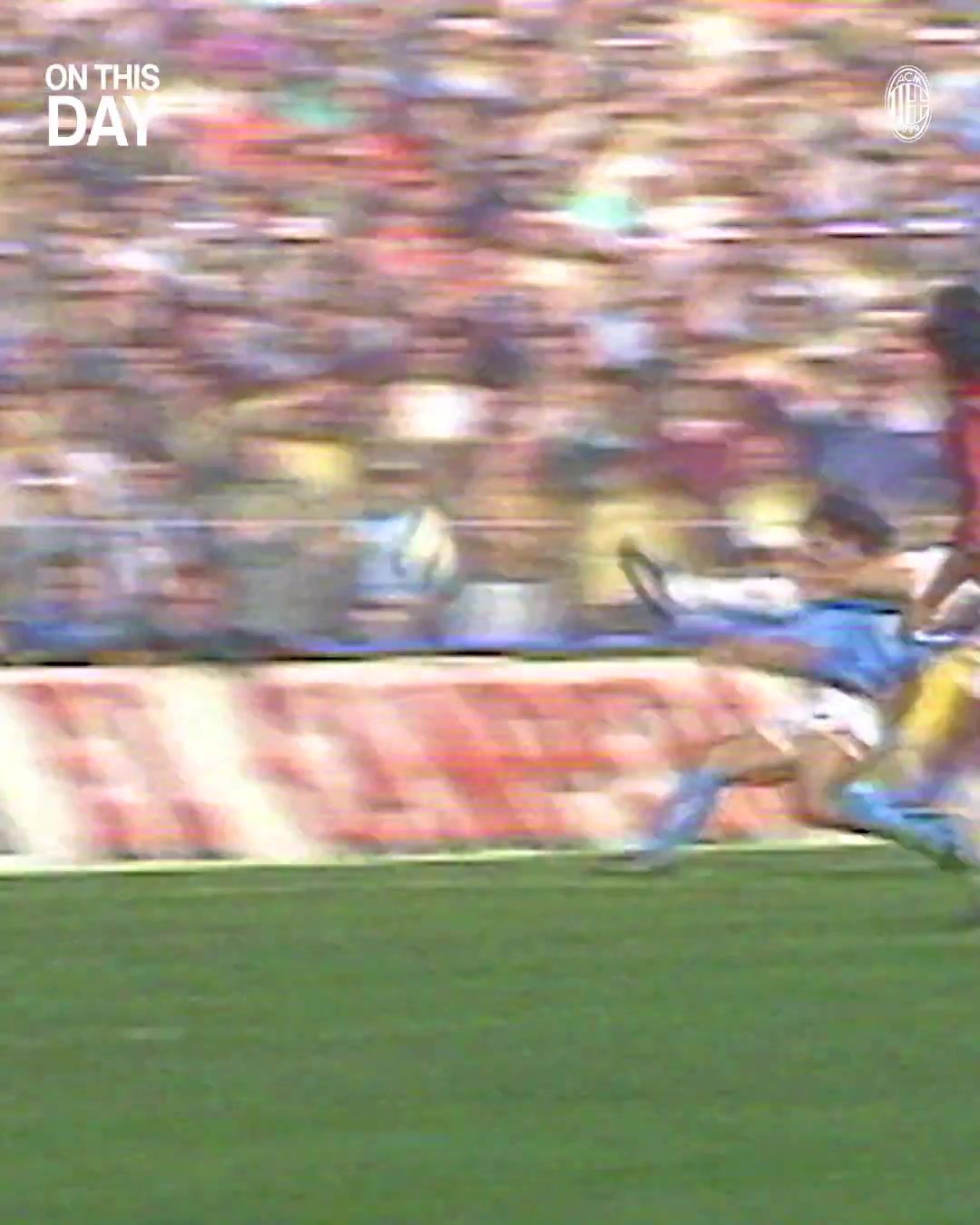 令人難忘范巴斯滕在客場(chǎng)對(duì)陣那不勒斯時(shí)打進(jìn)四球