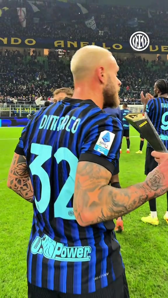 送穿透力極強(qiáng)助攻迪馬爾科賽后領(lǐng)取單場(chǎng)MVP獎(jiǎng)杯