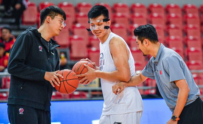 還回CBA打球嗎？許鐘豪竟加盟NBL湖南隊 因動作過大屢惹爭議