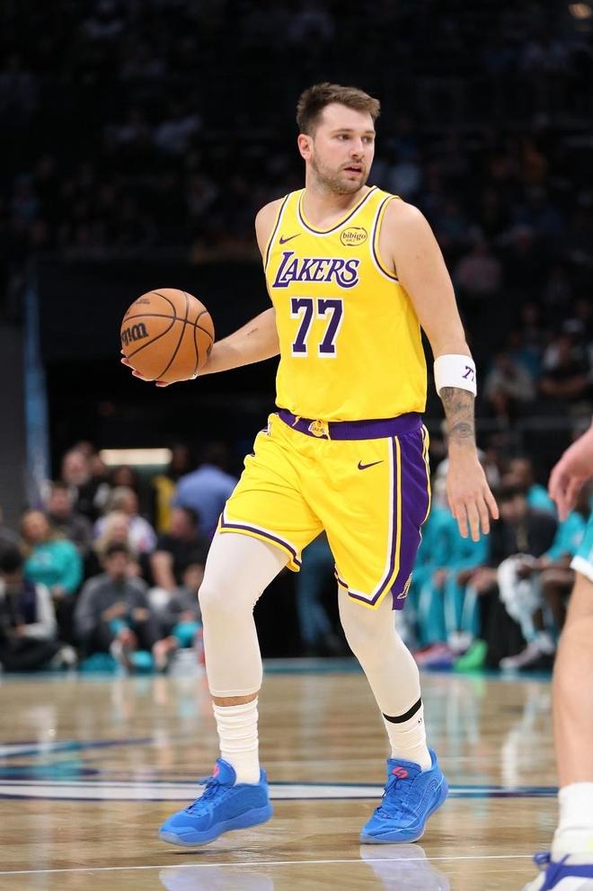 東契奇38+6+7湖人力克黃蜂 裡夫斯復出24+5+7小橋34+8